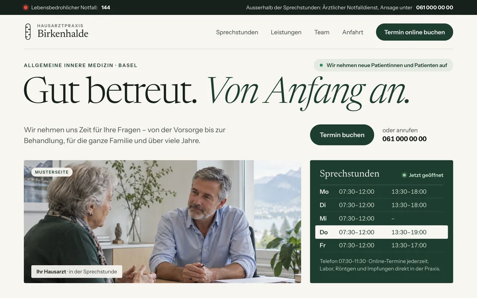 Musterseite Arztpraxis: Hausarzt im Gespräch mit einer Patientin, Online-Termin